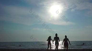 集团十几岁的女孩运行海日落水反射轮廓有趣的庆祝海滩日落